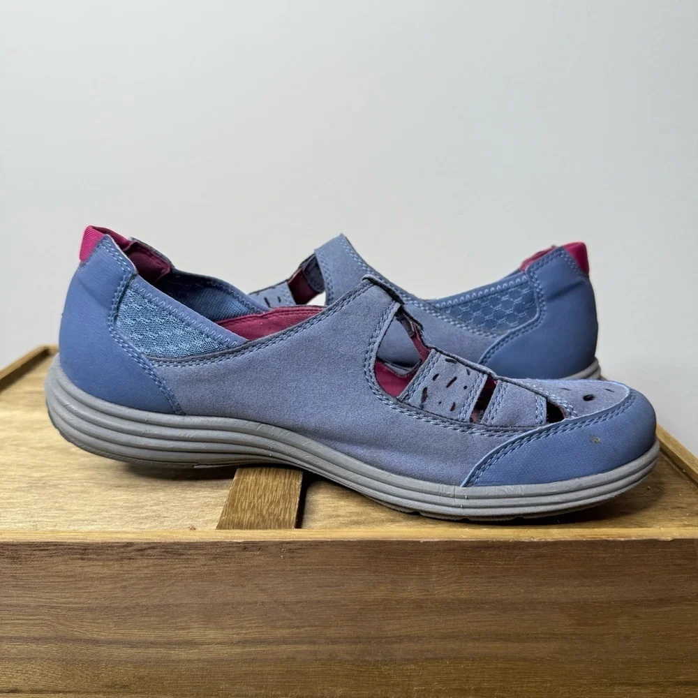 Aravon Barbara Mary Jane shoe in blue suede leather with a dark pink trim